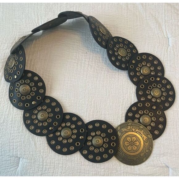 Round Disc Adjustable Black and Gold Belt New - Picture 2 of 5